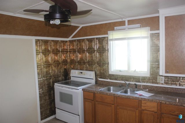 1014 Kennedy Dr Drive, Yankton, SD 57078