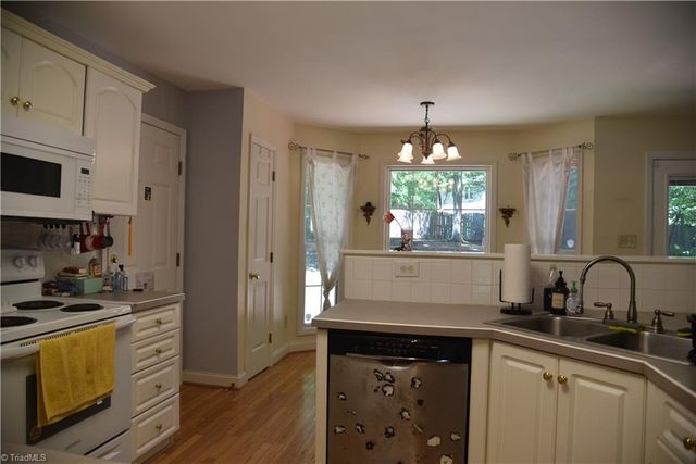 915 New Hampshire Drive, Jamestown, NC 27282