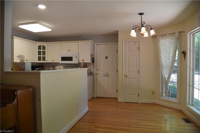 915 New Hampshire Drive, Jamestown, NC 27282