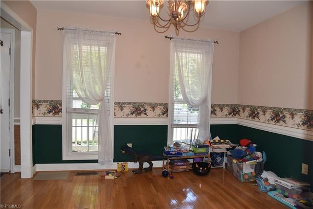 915 New Hampshire Drive, Jamestown, NC 27282