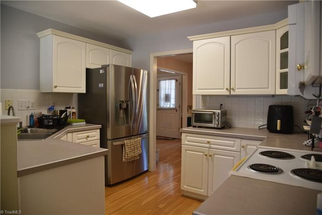 915 New Hampshire Drive, Jamestown, NC 27282