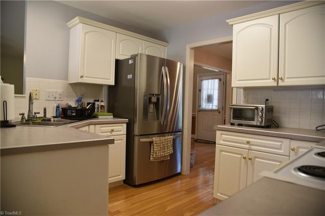 915 New Hampshire Drive, Jamestown, NC 27282