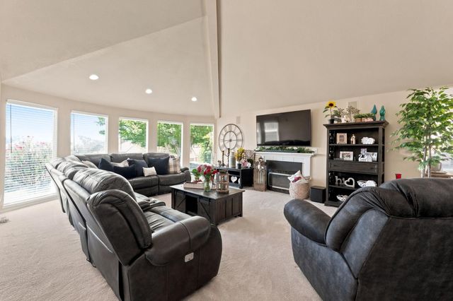 21987 Mary Rebecca Lane, Friant, CA 93626