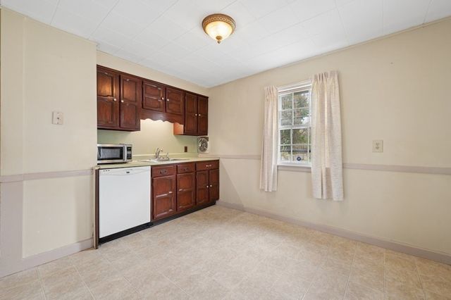 24 Falmouth St, Worcester, MA 01607