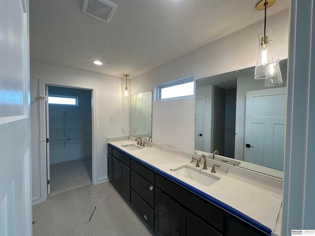 10305 Prospect Street, Papillion, NE 68046