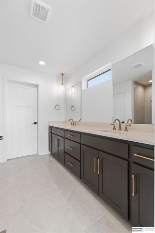 10305 Prospect Street, Papillion, NE 68046