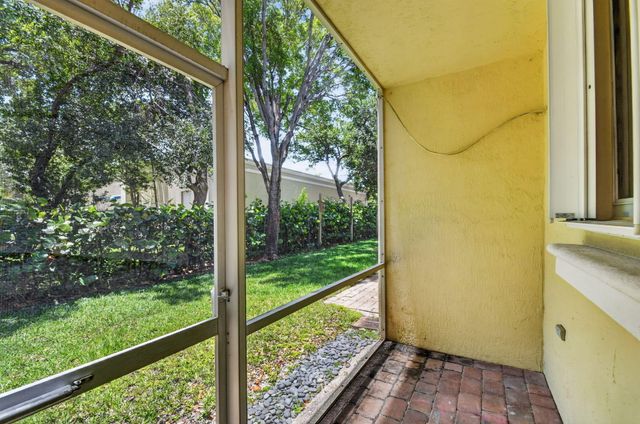 2806 S Evergreen Circle, Boynton Beach, FL 33426