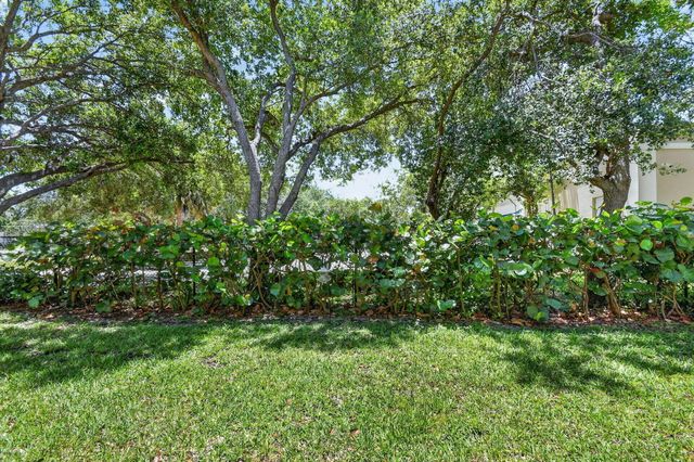 2806 S Evergreen Circle, Boynton Beach, FL 33426