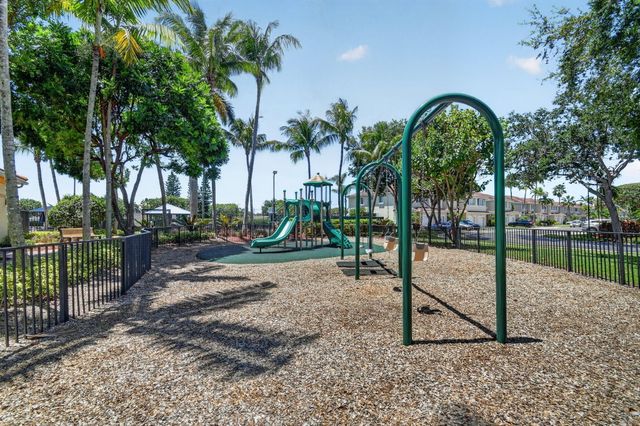 2806 S Evergreen Circle, Boynton Beach, FL 33426