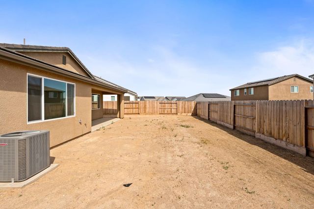 1237 Cathedral Court S, Madera, CA 93636