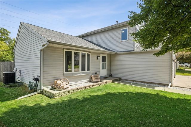 124 S Glenbrook Trail, Mchenry, IL 60050