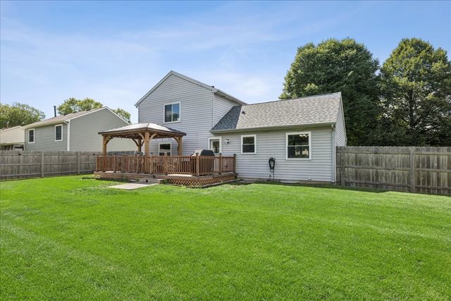 124 S Glenbrook Trail, Mchenry, IL 60050