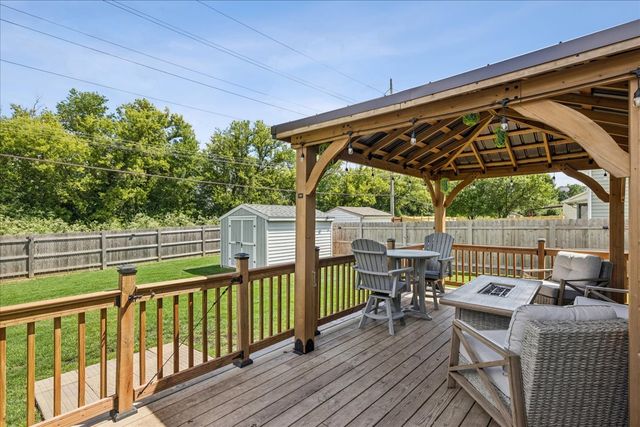 124 S Glenbrook Trail, Mchenry, IL 60050