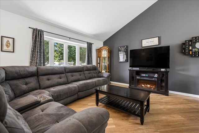 124 S Glenbrook Trail, Mchenry, IL 60050