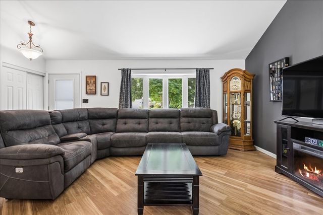 124 S Glenbrook Trail, Mchenry, IL 60050