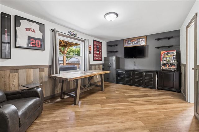 124 S Glenbrook Trail, Mchenry, IL 60050