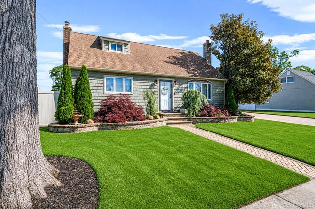 403 Brookside Court, Copiague, NY 11726