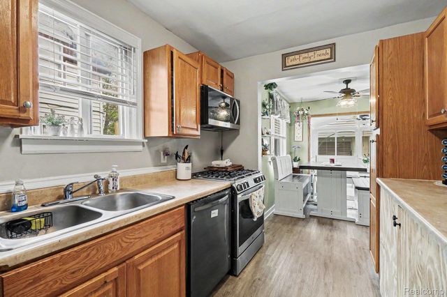 27311 Ridgewood Street, Roseville, MI 48066