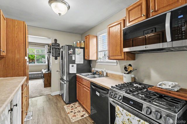 27311 Ridgewood Street, Roseville, MI 48066