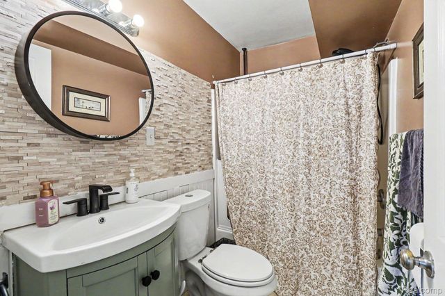 27311 Ridgewood Street, Roseville, MI 48066