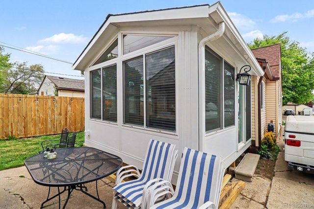 27311 Ridgewood Street, Roseville, MI 48066