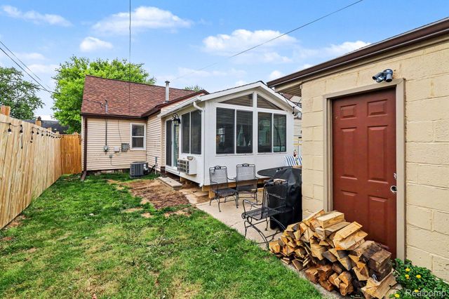 27311 Ridgewood Street, Roseville, MI 48066