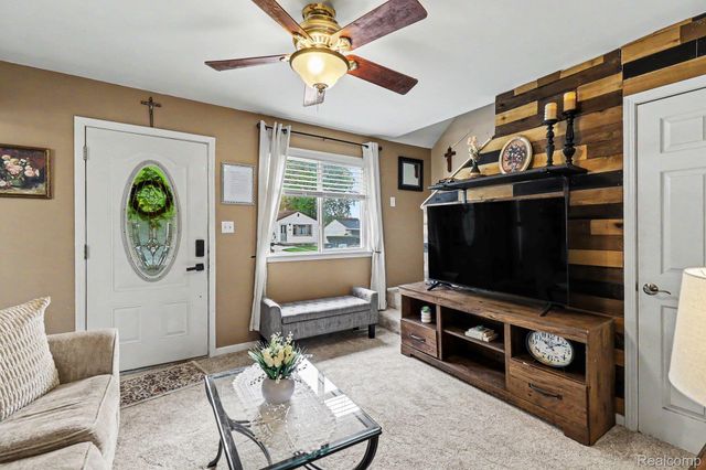 27311 Ridgewood Street, Roseville, MI 48066