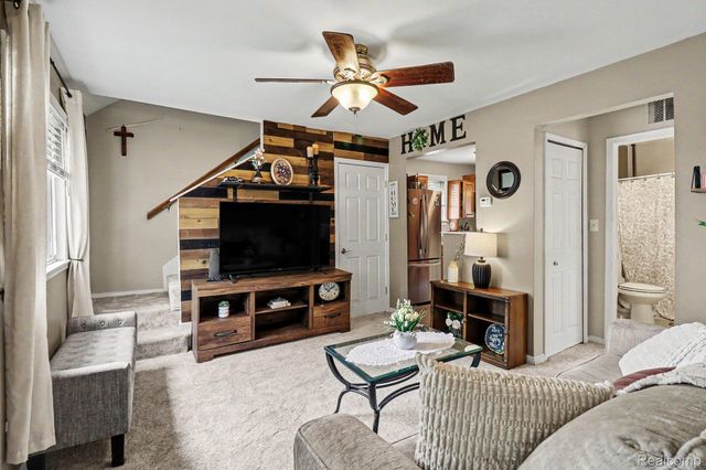 27311 Ridgewood Street, Roseville, MI 48066