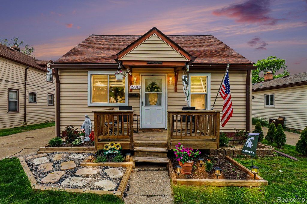 27311 Ridgewood Street, Roseville, MI 48066