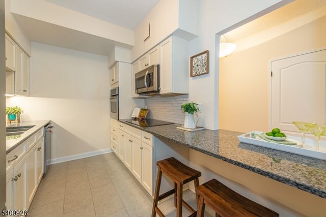 10 Smith Manor Blvd 815, West Orange Twp., NJ 07052