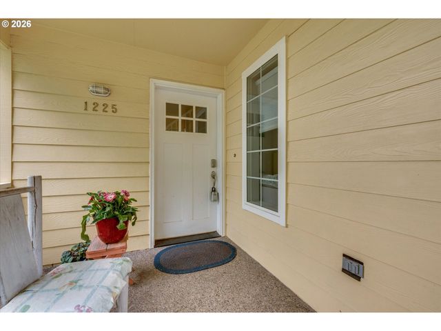 1225 E FOOTHILLS Dr, Newberg, OR 97132
