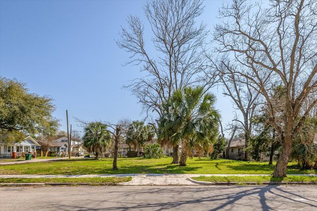 1212 Pinckney St Street, Houston, TX 77009