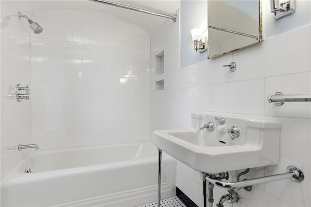 811 W Monroe Circle, Ross Twp, PA 15229