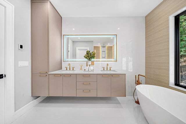 177 Varick Rd, Newton, MA 02468