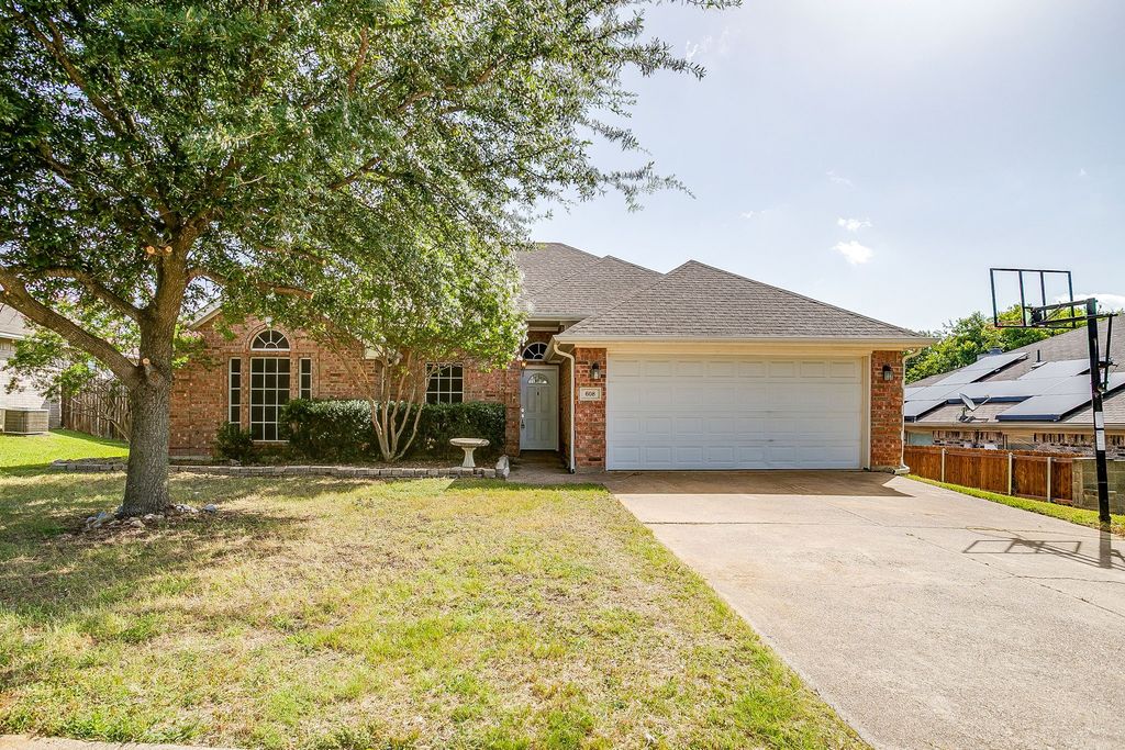 608 Gracie Lane, Burleson, TX 76028