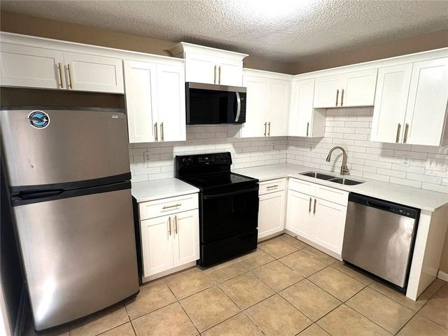 8019 Woodlake Drive, Riverdale, GA 30274