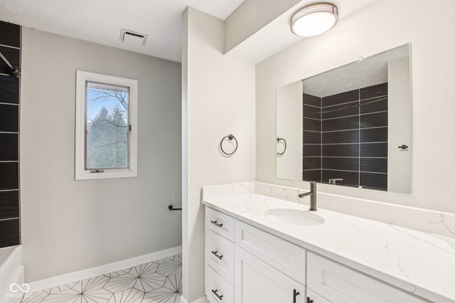 8815 Fathom Crest, Indianapolis, IN 46256