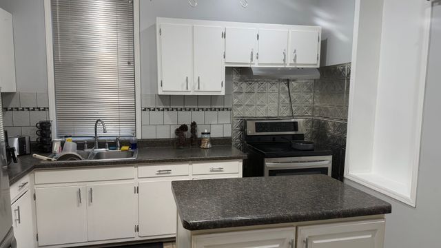 11824 S Stewart Avenue 1, Chicago, IL 60628