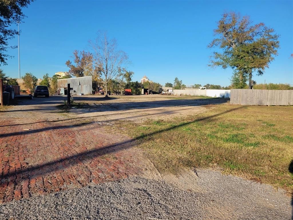 2630 W Prien Lake Road, Lake Charles, LA 70605