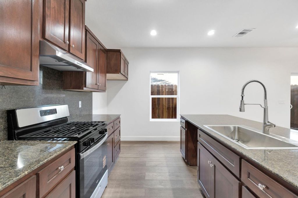 Image 13 of property listing at 5454 W Fairmont Avenue, Fresno, CA 93722