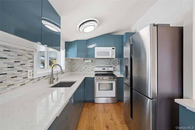 21 Amboy Road, Oakdale, NY 11769