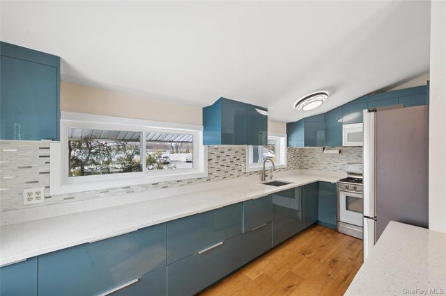 21 Amboy Road, Oakdale, NY 11769