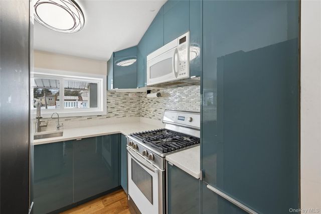 21 Amboy Road, Oakdale, NY 11769