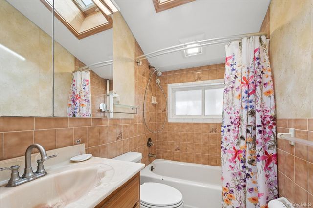 21 Amboy Road, Oakdale, NY 11769