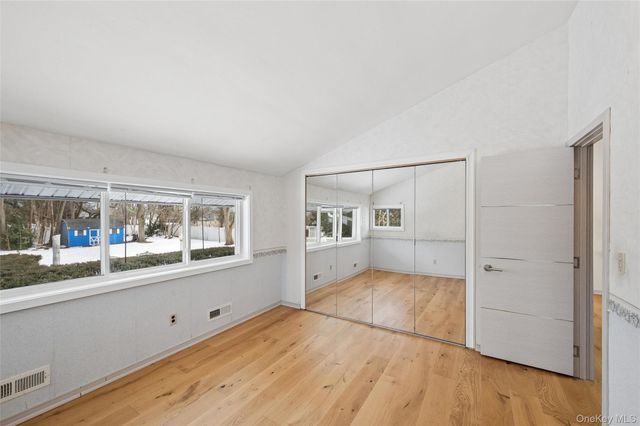 21 Amboy Road, Oakdale, NY 11769