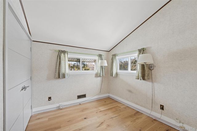 21 Amboy Road, Oakdale, NY 11769