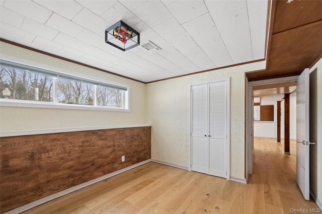 21 Amboy Road, Oakdale, NY 11769