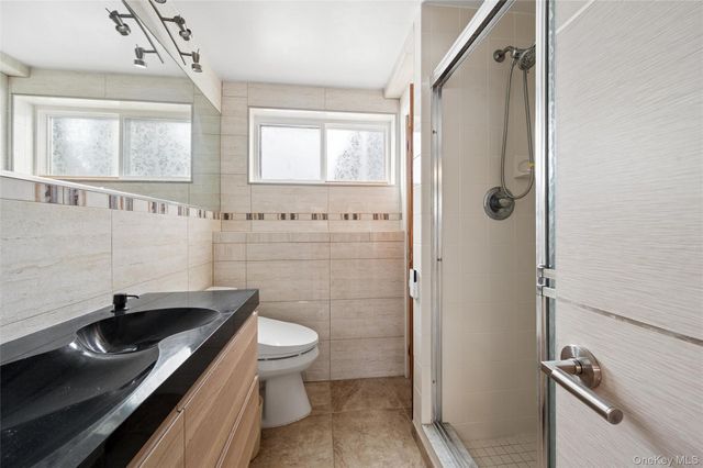 21 Amboy Road, Oakdale, NY 11769