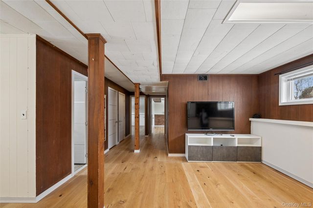 21 Amboy Road, Oakdale, NY 11769