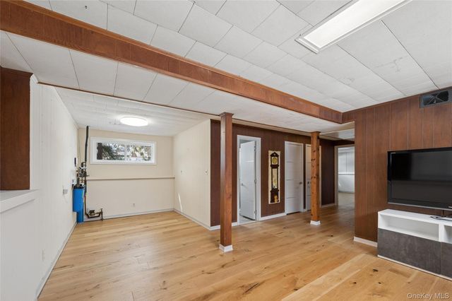 21 Amboy Road, Oakdale, NY 11769